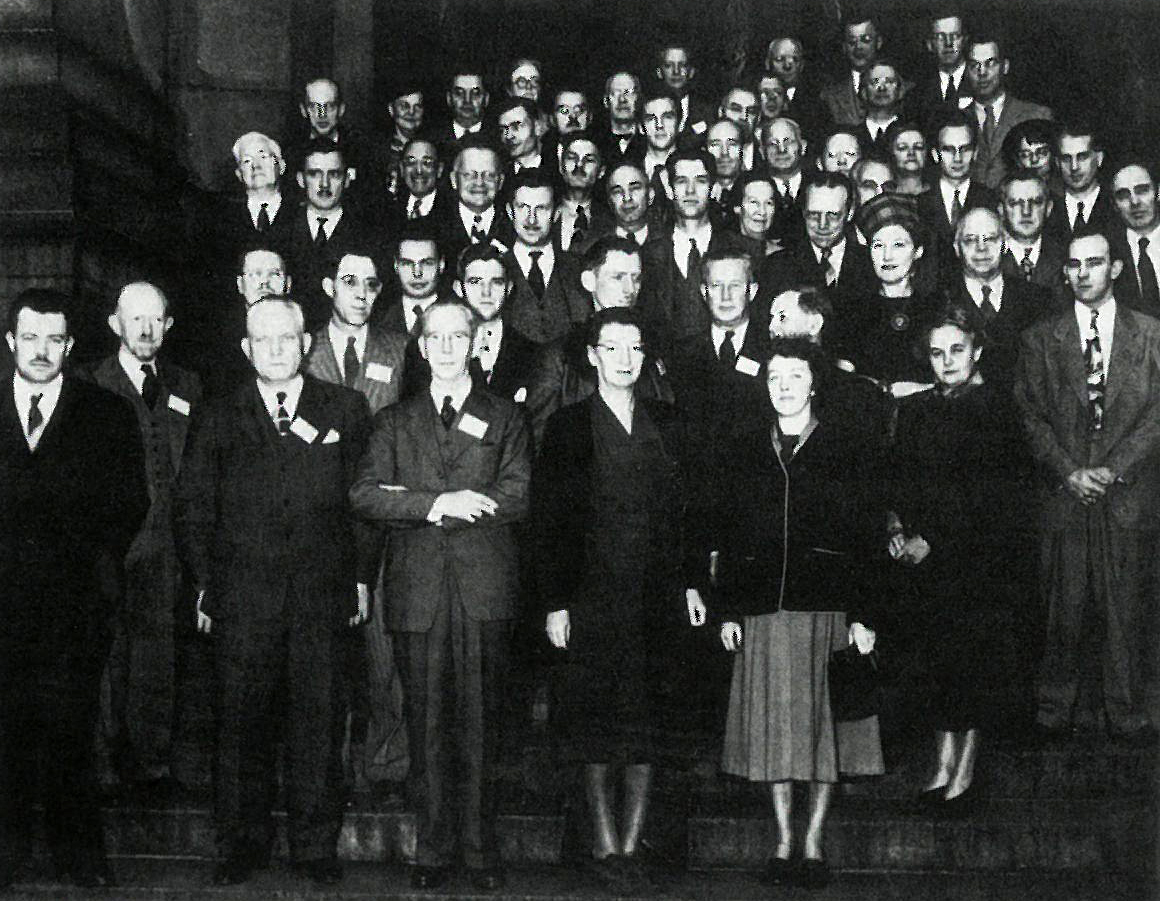 Tilly Edinger stellte ihre Forschungen beim Jahrestreffen der Gesellschaft der Wirbeltier-Paläontologen vor,1948 in New York steht sie vorne in der Mitte