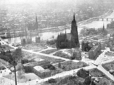 Als Tilly Edinger 1950 nach dem Zweiten Weltkrieg nach Frankfurt kam, war das Gebiet um Dom und Römer zerstört
