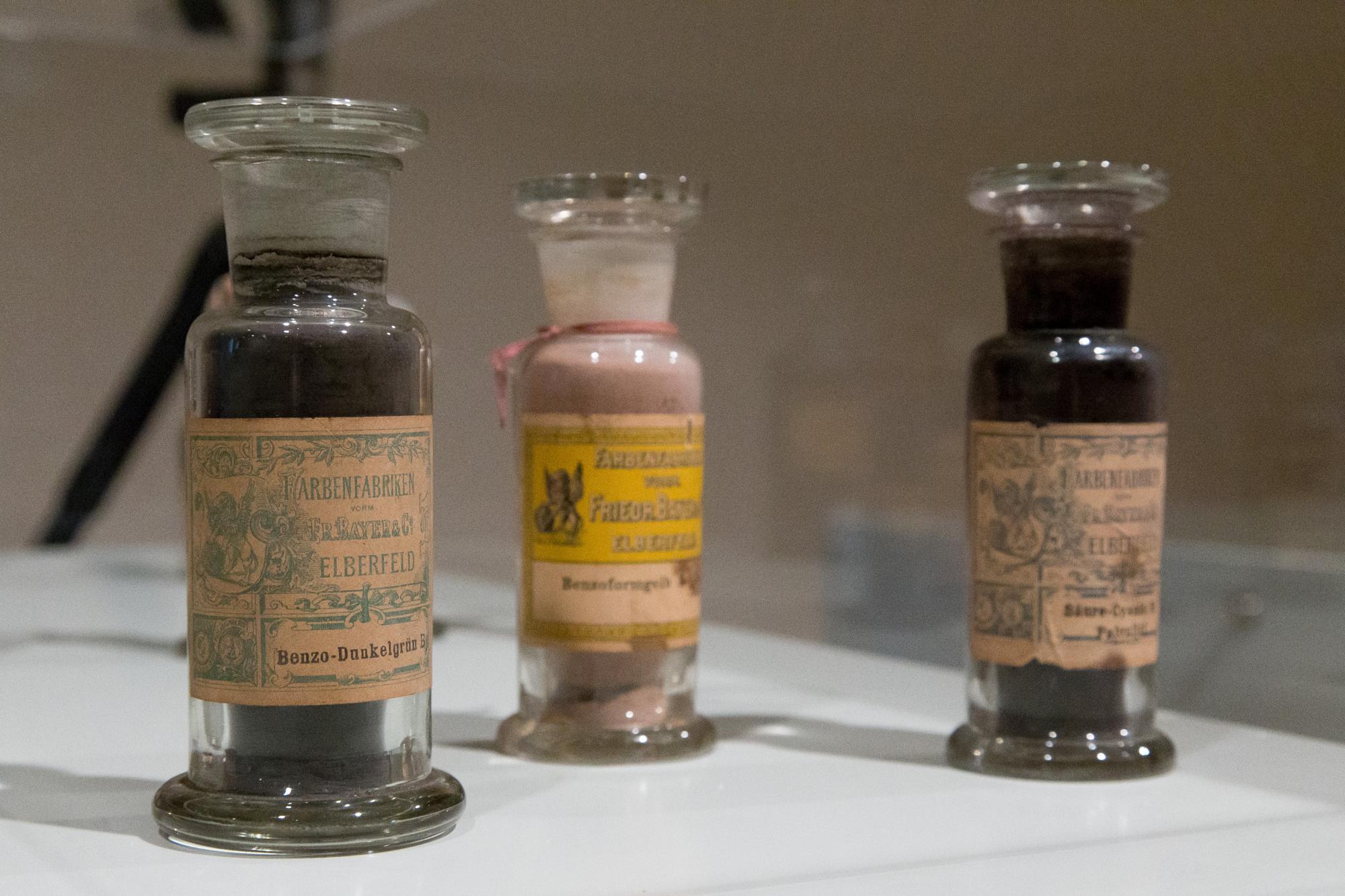 Das aus Teer hergestellte Farbpulver wurde in Flaschen aufbewahrt