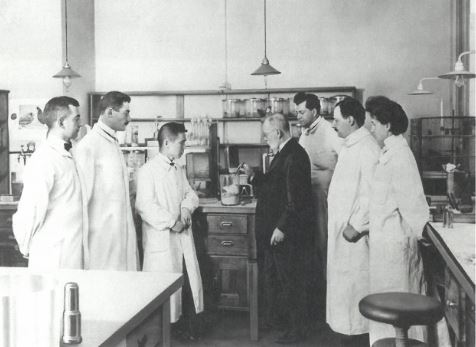 Während seiner Forschungstätigkeit traf sich Paul Ehrlich regelmäßig mit seinen Mitarbeiter*innen zu Besprechungen, 1910