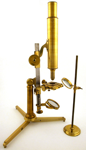 Das Mikroskop aus Messing und Stahl, ausgestattet mit vergrößernden Linsen, wurde um 1840 von der Firma S. Plössl in Wien hergestellt (Sammlung und Foto: Prof. Dr. Timo Mappes, www.musoptin.com)