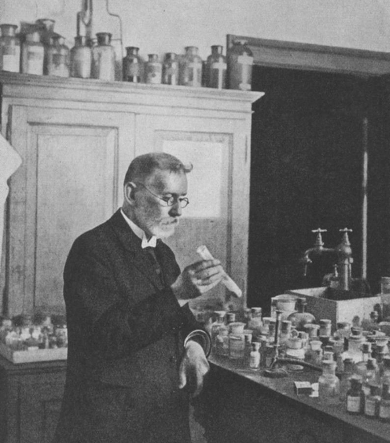 Sein ganzes Leben, wie hier um 1910, forschte Paul Ehrlich im Labor (Paul-Ehrlich-Institut)