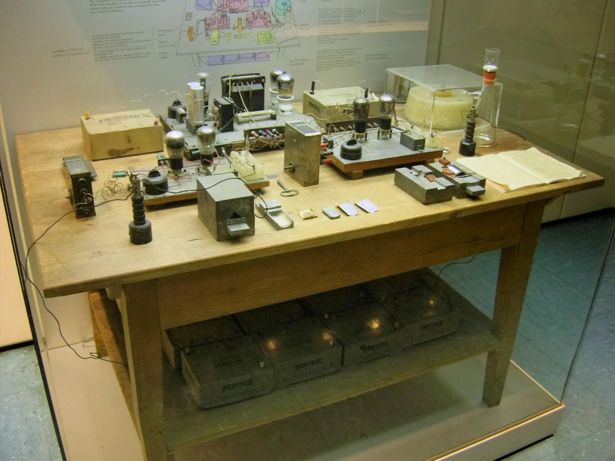 Versuchsapparaturen, mit denen Otto Hahn und Fritz Straßmann am 17. Dezember 1938 in Berlin die Kernspaltung entdeckten (Deutsches Museum, München)