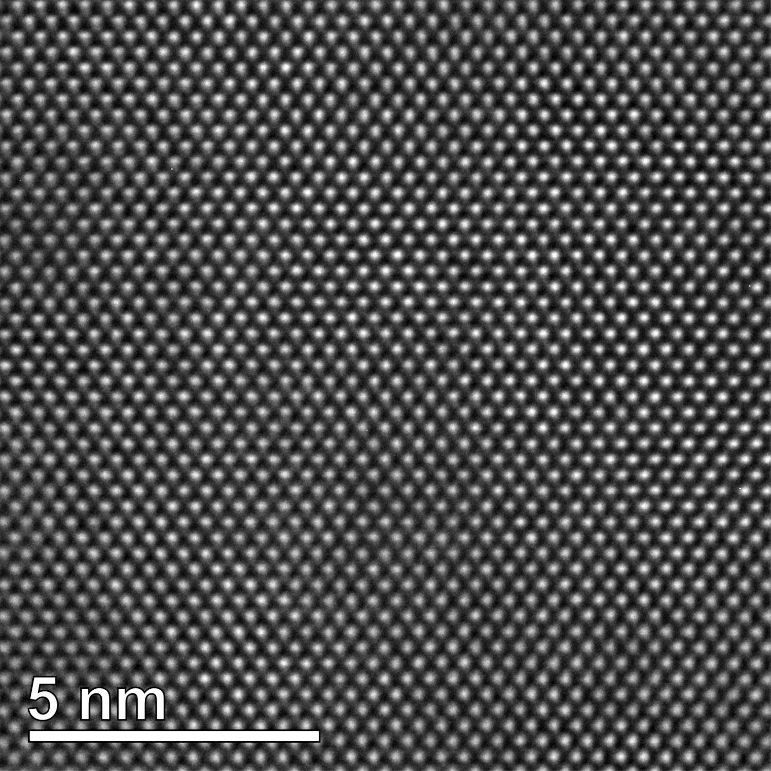 TEM-Bild mit atomarer Auflösung eines Siliziumeinkristalls, zu sehen ist das Kristallgitter, das die Atome bilden (Alexander Zintler, FG Geomaterialwissenschaften, TU Darmstadt)