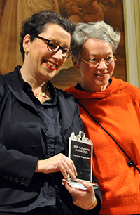 Preisverleihung an Susanne Gesser (li) durch Dr. Ina Hartwig (re), Foto: Gert Hautsch 